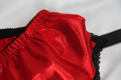 shiny suspenderbelt with lace in red